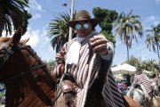 Tractores alegóricos, danza, caballos en el Paseo del Chagra en Machachi.