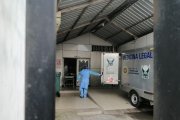 Los sacos con los restos fueron tomados por personal policial y llevados a la morgue de Quevedo.