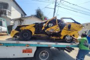 Destrozado quedó el taxi en que viajaban padre e hijo.