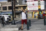 Un hombre sacó su ‘pinta’ playera para poder soportar el clima del Puerto Principal.