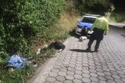 Los tres baleados fueron abandonados en un costado de la vía adoquinada.