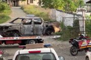 La camioneta incendiada dentro de la zona minera.