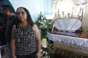 Los familiares de la víctima, entre ellos su hermana, asistieron al velatorio que realizaron para honrar su memoria.