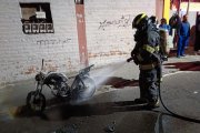 Los bomberos llegaron al sitio y apagaron la moto. El tipo fue aprehendido.