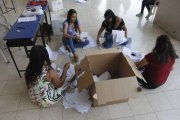 Comienza el conteo de votos en los distintos recintos electorales. Aquí los miembros de mesa contando en el Colegio Cristobal Colón.