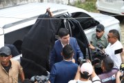 Guayaquil: Otto Sonnenholzner fue cubierto con una sábana antibalas antes de ingresar a su vehículo.