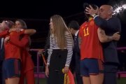 El beso que generó polémica en España.