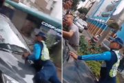 Agente de la ATM tratando de impedir que un supuesto infractor se escape.