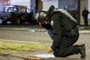 Un policía investiga la zona donde un carro bomba explotó en la madrugada del 31 de agosto en los exteriores del edificio del Servicio Nacional de Atención Integral a Personas Privadas de Libertad (SNAI), en Quito (Ecuador).