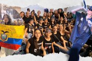 En tribuna, 16 madres con sus 16 hijas se citaron para ver el concierto de Danny Ocean.