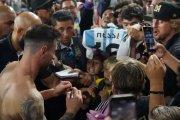 Messi saludó y autografió camisetas a los hinchas y famosos que fueron a verlo jugar.