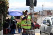 Aunque no pueda caminar con facilidad, don Segundo disfruta de su trabajo.