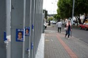 Estos adhesivos son las únicas imágenes relacionadas con Fernando Villavicencio que permanecen en el sitio donde fue atacado.