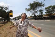 Gloria Bedoya protesta junto al fotorradar del cual han salido 29 de las 39 multas por supuesto exceso de velocidad en la vía a la costa.