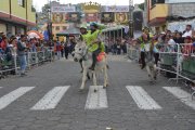 El Chapulín Colorado se lució sobre su Toreto en la carrera de burros.