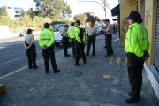 Policías acudieron a la escena donde ocurrió un secuestro exprés.