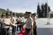 El coronel Salazar (izq.) recibe la condecoración del comandante de la capital Víctor Herrera