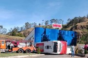 El bus perdió pista, se estrelló contra una pared de un motel en el sector Cuatro Esquinas de Guaranda.