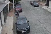 En un video quedó registrado el momento en el que la mujer evade al motorizado.