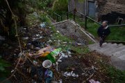 Hay basura y escombros por todos lados. Por esta zona no se podía circular, pero los moradores hicieron mingas para abrirse paso.