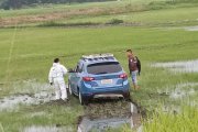 El carro con la  víctima detuvo su marcha en un arrozal.
