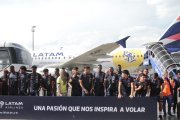 Salida de la selección hacia Bolivia desde el aeropuerto de Tababela.