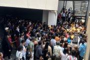 La imagen que se viralizó: cientos de personas intentando ingresar para poder entregar su hoja de vida y tener una entrevista de trabajo.