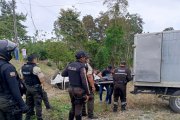 Agentes levantaron el cuerpo de Galo Villamar y el carro quedó volcado a un lado de la vía.