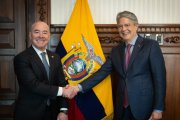 Alejandro Mayorkas, secretario de Seguridad Nacional de EE. UU., y Guillermo Lasso, presidente de Ecuador.