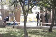 En la vereda de la terminal permanecen varias personas en situación de movilidad. Aunque no son todos, algunos han agredido a  los vecinos.