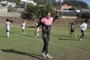 Las jóvenes futbolistas de Ñañas siguen con atención las indicaciones de Mayra Olvera.