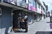 Los policías preguntan a los dueños de locales si han sufrido extorsiones.
