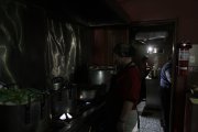 En las cocinas de algunos restaurantes se cocinó a la luz de las linternas de los celulares.