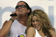 Shakira dejó sin palabras a Carlos Vives cuando apareció en el escenario para acompañarlo a cantar La bicicleta.