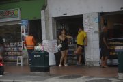 Las fachadas de las tiendas son sitio de descanso para las trabajadores sexuales del sector.