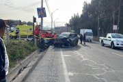 Los bomberos cortaron partes del auto para poder rescatar los cuerpos.