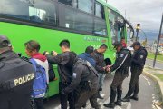 La Policía detiene aleatoriamente a los buses para revisar a los pasajeros.