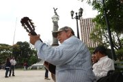 Rolando Tuárez usualmente canta al pie de la Columna de los Próceres, ubicada en el parque Centenario.