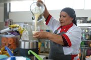 La caserita prepara el batido en ese instante para que el cliente pueda degustarlo con todos sus sabores.