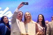 Los legisladores Gustavo Mateus y Pierina Correa se tomaron una selfie con sus credenciales.