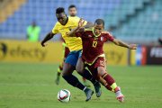 VENEZUELA PERDIÓ 1-3 FRENTE A ECUADOR EN PUERTO ORDAZ, EN EL MARCO DE LAS ELIMINATORIAS AL MUNDIAL RUSIA 2018. Venezuela's Romulo Otero (R) vies for ball with Ecuador's Felipe Caicedo during their Russia 2018 FIFA World Cup South American Qualifiers football match, in Puerto Ordaz on November 17, 2015.AFP PHOTO/FEDERICO PARRA FBL-WC-2018-VEN-ECU.