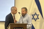Tzach Sarid, embajador de Israel, y Johnny Czarninski, cónsul honorario, durante la reunión explicativa sobre los hechos en la Franja de Gaza.