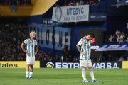 La frustración de los argentinos Rodrigo de Paúl (i) y Lionel Messi (d) tras la derrota en casa ante Uruguay.