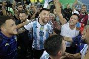 Lionel Messi de Argentina celebra tras vencer a Brasil .