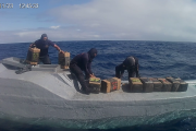 Personal de la Armada del Ecuador saca los bultos con droga que llevaba el narcosubmarino detenido en Galápagos y que luego se hundió.