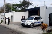 Un elemento de la Policía que custodiaba la casa de la prefecta Roberta Zambrano murió a balas.