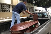 Familiares retiraron el cadáver de Muñoz para su velatorio.