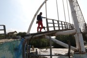 El puente que une la playa de Bellavista con el resto de la isla está oxidado y le faltan tablones del piso y barandilla.