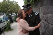 Adriana Mosquera, madre del oficial, lo abraza luego de saberse el fallo. Cuenta que toda esta situación les cambió la vida.