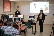 Kléver Morán exponiendo sus consultas en el taller de estafas electrónicas.
